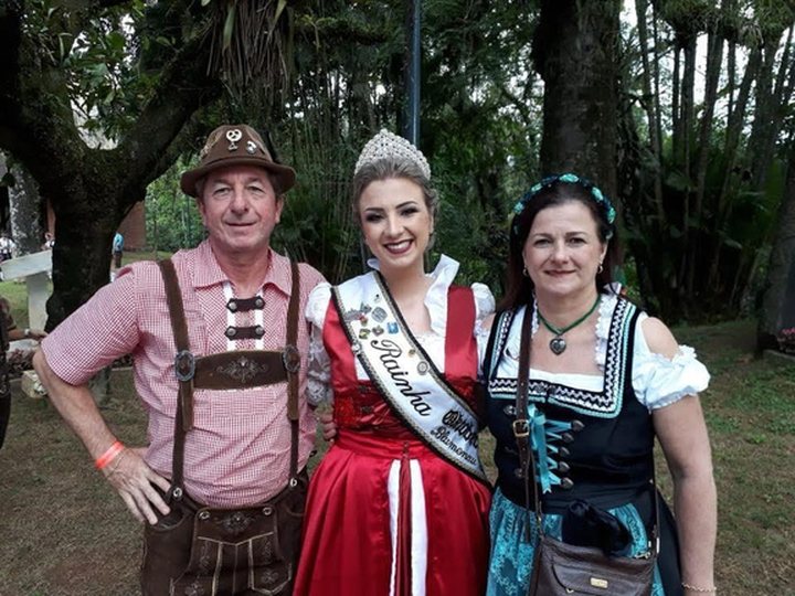Fam&iacute;lia em trajes t&iacute;picos